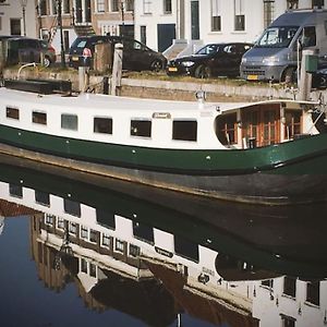 Houseboat 'Boat Boutique'